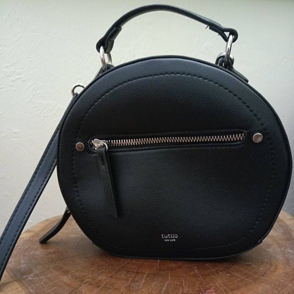 Tutilo New York black round faux leather purse